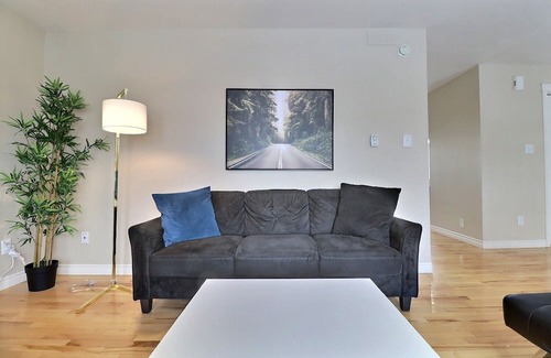 Moncton Maison | Cozy Home in Central Moncton WFH NBCC