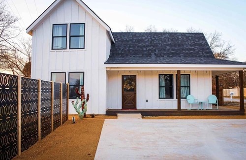 Saint Jo Maison | Let Go in Saint Jo! A modern barn house