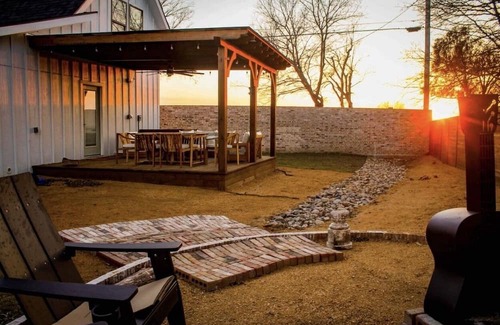 Saint Jo Maison | Let Go in Saint Jo! A modern barn house