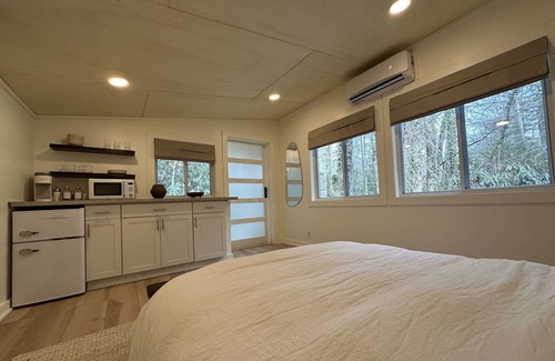 Hendersonville Maison | Discover the Beacon Loft, nestled in the mountains of Hendersonville, NC.