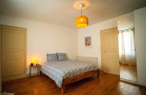 Chateauroux Maison | Functional townhouse parking terrace and Emma Queen bed close to trains + centre