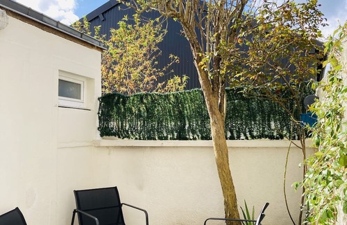 Chateauroux Maison | Functional townhouse parking terrace and Emma Queen bed close to trains + centre