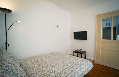 Chateauroux Maison | Functional townhouse parking terrace and Emma Queen bed close to trains + centre