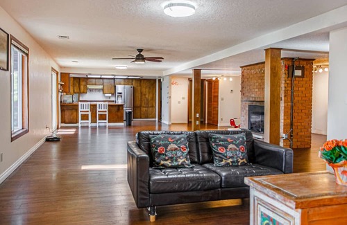West Linn Maison | 2,300 sqft Spacious 2-bedroom house Kids Friendly in West Linn