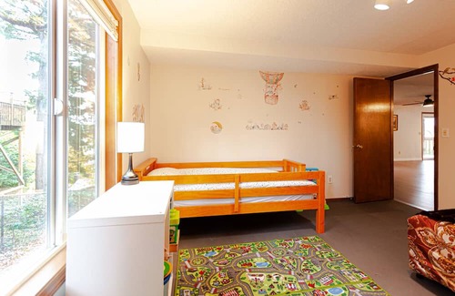 West Linn Maison | 2,300 sqft Spacious 2-bedroom house Kids Friendly in West Linn