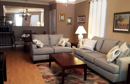 Mid-City Cabine | ✨💥CLOSE 2 FQ!❤️\ SLEEPS 4 W/ W+D