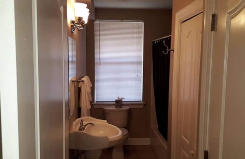 Mid-City Cabine | ✨💥CLOSE 2 FQ!❤️\ SLEEPS 4 W/ W+D