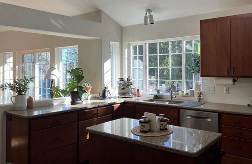 Friendly Maison | Vintage Modern Home in South Eugene w/ Pool