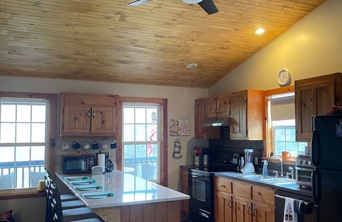 Providence Maison | 5 Min. from New River! Charming 2-Bedroom Mountain Home, Gorgeous Views, 3 Decks