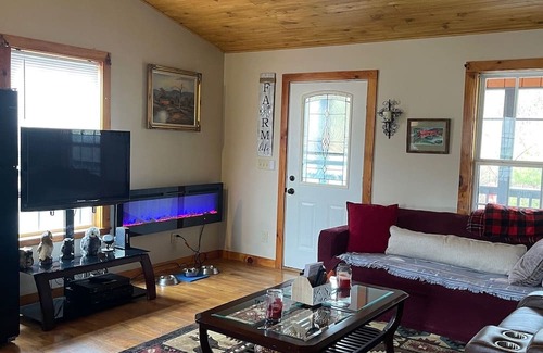 Providence Maison | 5 Min. from New River! Charming 2-Bedroom Mountain Home, Gorgeous Views, 3 Decks