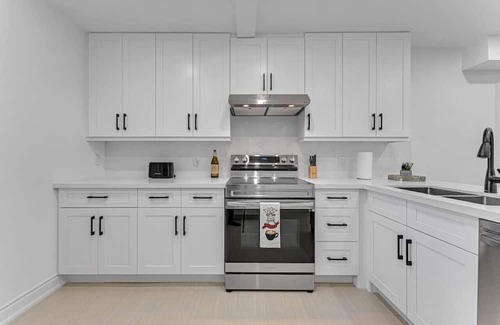 Hamilton Maison | Luxury Comfort 3 BR Near Hospitals/Tims Field/GO