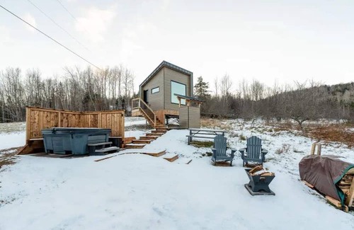 Waterford Cabine | STOKE Pod tiny cabin with epic view next to Poley Mountain