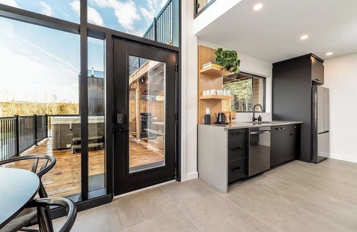 Waterford Cabine | STOKE Luxury Cabin 1 with epic views