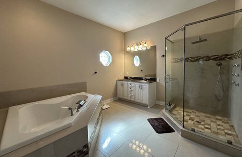 Whitehouse Maison | Mini Mansion 5-bedroom house in lovely Whitehouse with WiFi, Sauna, etc.