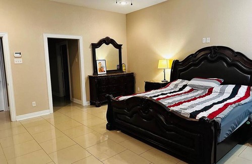 Whitehouse Maison | Mini Mansion 5-bedroom house in lovely Whitehouse with WiFi, Sauna, etc.