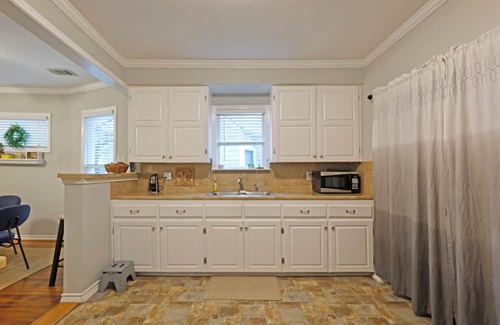 Hillsboro Maison | Charming VRBO in Historic District - near Downtown and easy access to Waco/DFW