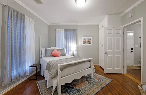 Hillsboro Maison | Charming VRBO in Historic District - near Downtown and easy access to Waco/DFW