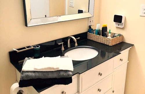 Roseland Maison | Step into luxury at our fully equipped, cozy 4/5 BR, a blend of style & comfort.