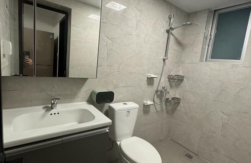 Central Business District Copropriété | Luxurious 2-bedroom, furnished condo in Shenzhen Futian with AC & heating