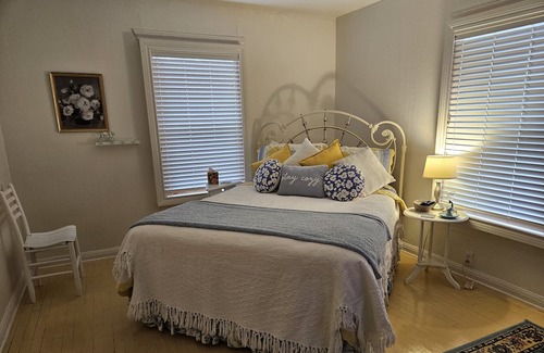 Sayles Blvd. Area Maison | Cute and cozy 2 bedroom cottage - centrally located and charming!