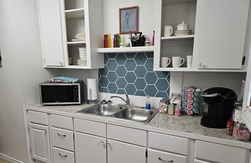 Sayles Blvd. Area Maison | Cute and cozy 2 bedroom cottage - centrally located and charming!