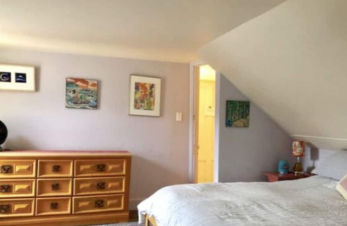 Portland Maison | Lovely, artsy bungalow in West End with small yard and parking. Pet welcome!