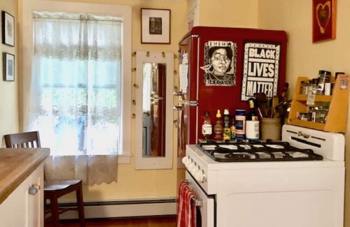 Portland Maison | Lovely, artsy bungalow in West End with small yard and parking. Pet welcome!