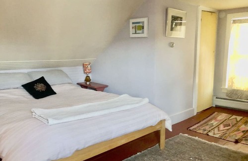 Portland Maison | Lovely, artsy bungalow in West End with small yard and parking. Pet welcome!