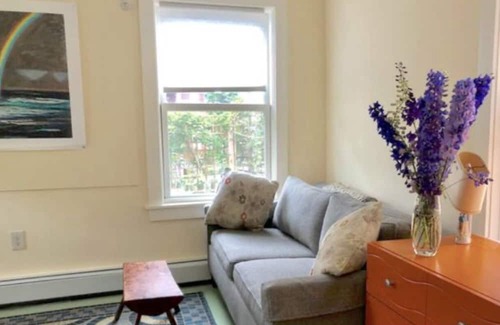Portland Maison | Lovely, artsy bungalow in West End with small yard and parking. Pet welcome!