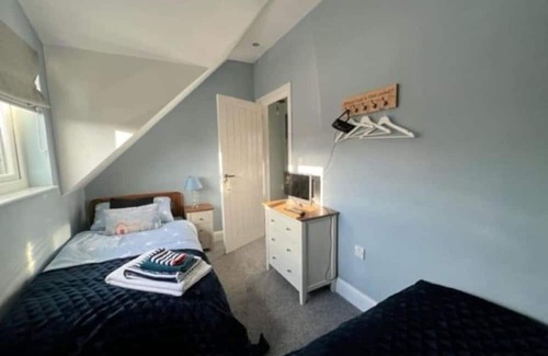 Bridgend Cabine | Orchard Lodge -Coastal Retreat, new build, village views, private garden/terrace