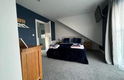 Bridgend Cabine | Orchard Lodge -Coastal Retreat, new build, village views, private garden/terrace