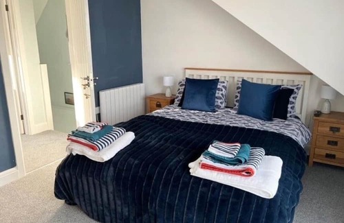 Bridgend Cabine | Orchard Lodge -Coastal Retreat, new build, village views, private garden/terrace