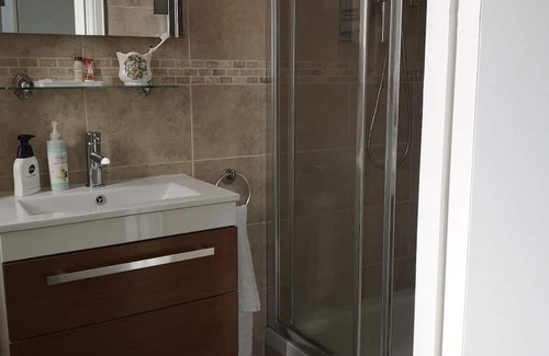 Holland Park Cabine | London/Kensington in suite double room for non smoking female professionals.