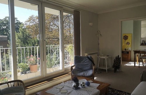 Holland Park Cabine | London/Kensington in suite double room for non smoking female professionals.