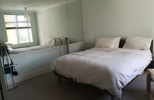 Holland Park Cabine | London/Kensington in suite double room for non smoking female professionals.