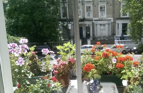 Holland Park Cabine | London/Kensington in suite double room for non smoking female professionals.