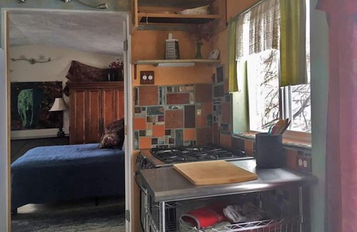 Big Arm Maison | Green Elephant Room at Flathead Lake