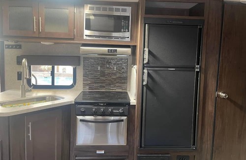 Happy Valley Maison | Cozy small camper in a quiet neighborhood and enjoy the sounds of nature