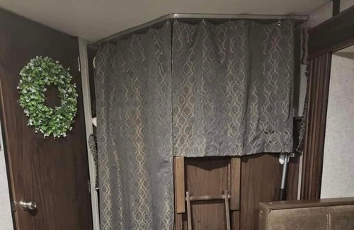 Happy Valley Maison | Cozy small camper in a quiet neighborhood and enjoy the sounds of nature