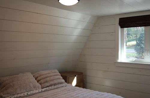 Valley Hi Chalet De Ski | Beautiful couples getaway located just seconds from Mad River Mountain ski lift.