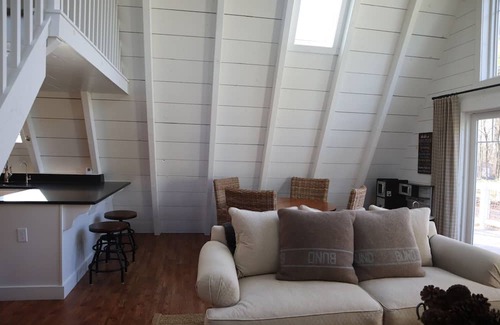 Valley Hi Chalet De Ski | Beautiful couples getaway located just seconds from Mad River Mountain ski lift.