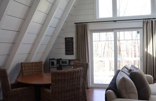 Valley Hi Chalet De Ski | Beautiful couples getaway located just seconds from Mad River Mountain ski lift.