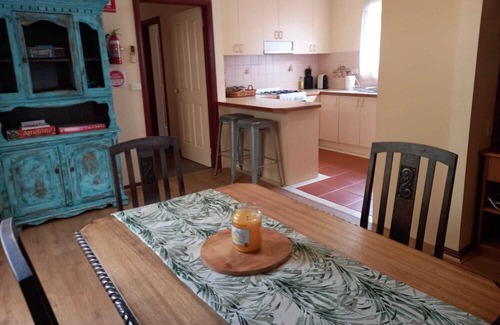 Geelong West Maison | Cosy apartment located close to shops, restaurants and Geelong CBD