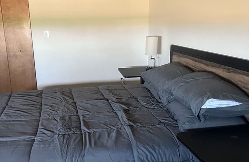 Clinton County Lit Et Petit-Déjeuner | Quiet Country Home, close to town, close to This Ol Barn wedding venue.