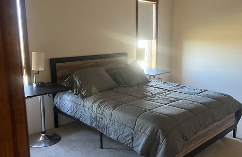 Clinton County Lit Et Petit-Déjeuner | Quiet Country Home, close to town, close to This Ol Barn wedding venue.