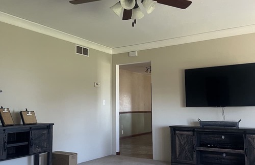 Clinton County Lit Et Petit-Déjeuner | Quiet Country Home, close to town, close to This Ol Barn wedding venue.