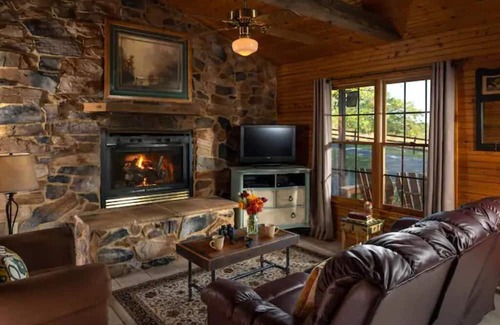 Steeles Tavern Cabine | Ivy Cabin, Hot tub and on site Spa!