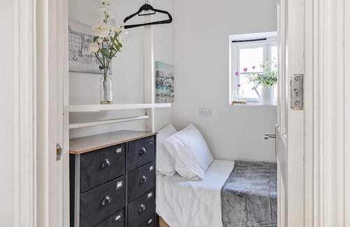 Oxshott Maison | Pass The Keys - Oxshott Stationside Cottage - Dogs Welcome !