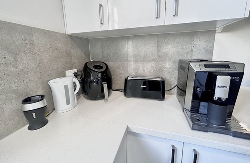Cronulla Appartement | SEASIDE BLISS: 2BR APARTMENT W/ SPACIOUS PRIVATE BACKYARD IN HEART OF CRONULLA