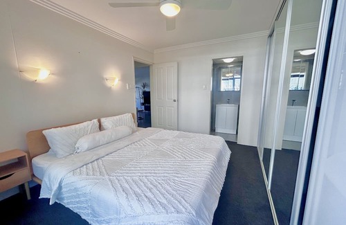 Cronulla Appartement | SEASIDE BLISS: 2BR APARTMENT W/ SPACIOUS PRIVATE BACKYARD IN HEART OF CRONULLA